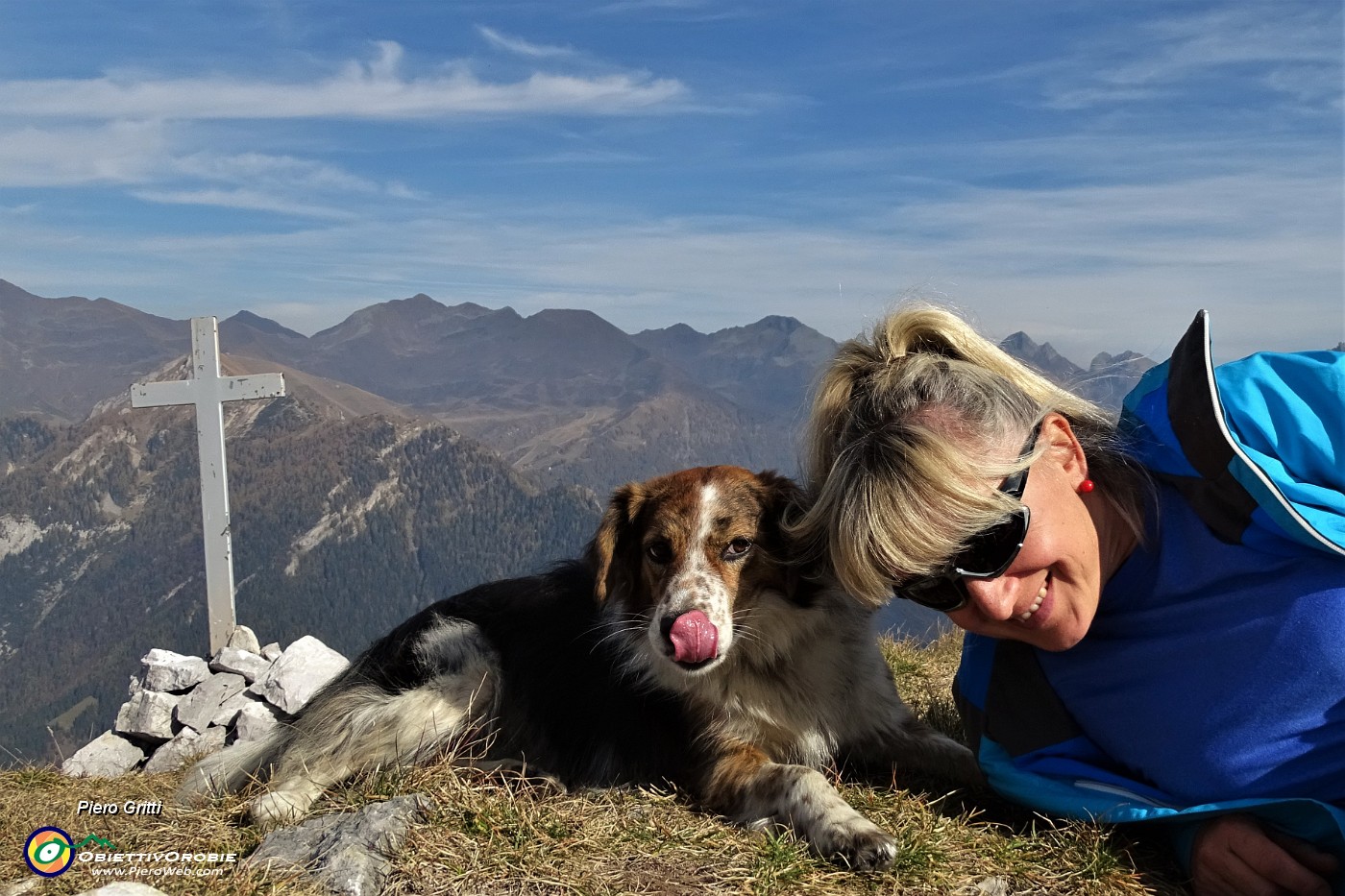62 Alla croce di vetta del Pizzo Badile (2044 m).JPG